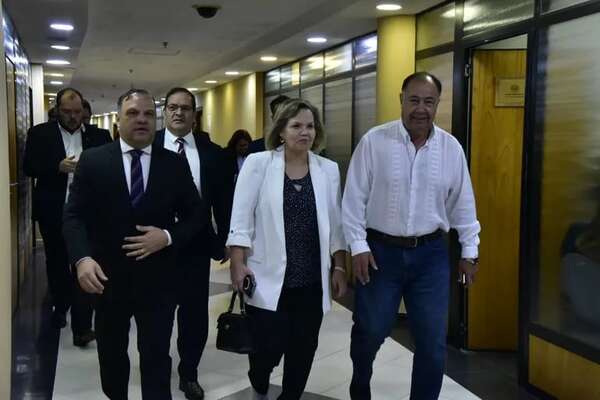 Senadores colorados no cartistas se reúnen para definir a un candidato - Política - ABC Color
