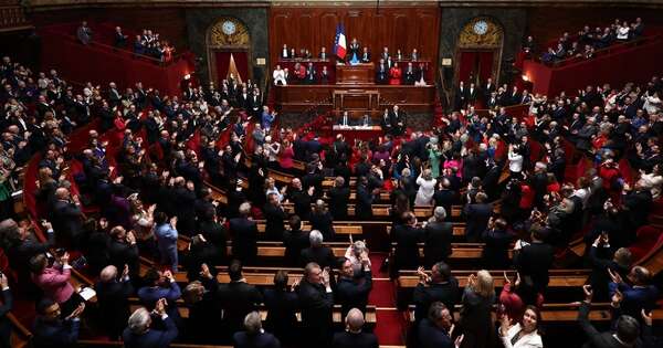 La Nación / Francia blinda el aborto en su Constitución