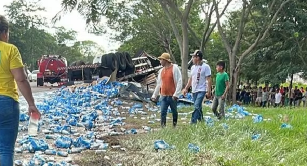 Falleció chofer de camión por volcar y vecinos vaciaron la carga - Noticiero Paraguay