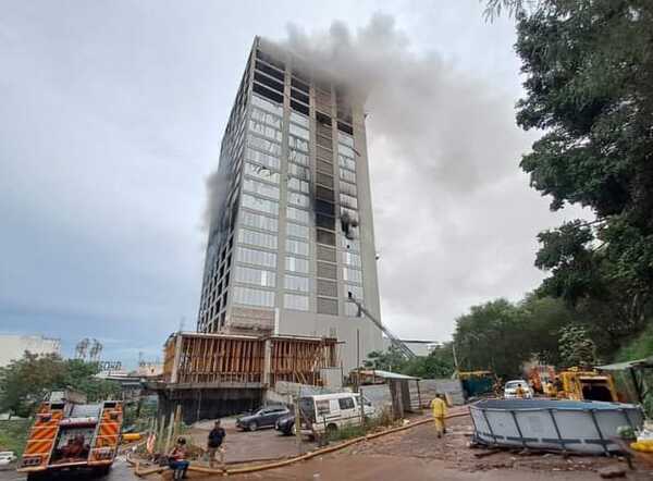 El caso del edificio incendiado en el centro de CDE enfila hacia el olvido