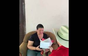 [VIDEO] El emotivo regalo de un hombre que murió en un asalto dejó a su esposa
