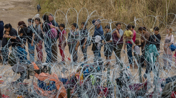 Corte de EE.UU frenó polémica ley de Texas que permitía a policías expulsar migrantes | 1000 Noticias