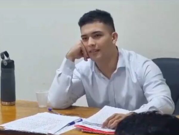 “Él cree que tiene derecho como cualquier otro joven de poder trabajar”, dice Roya Torres sobre su hijo · Radio Monumental 1080 AM