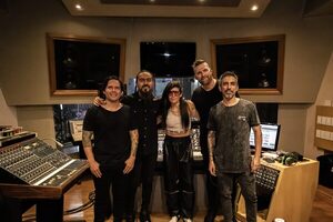 Flou presenta una serie de canciones junto a artistas invitados