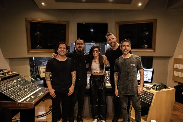 Flou presenta una serie de canciones junto a artistas invitados