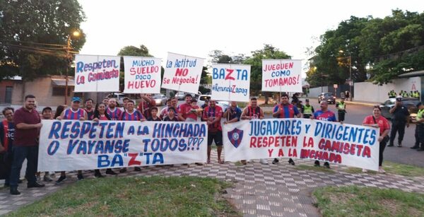 Versus / Hinchas de Cerro Porteño apuntan a los jugadores y a Juan José Zapag