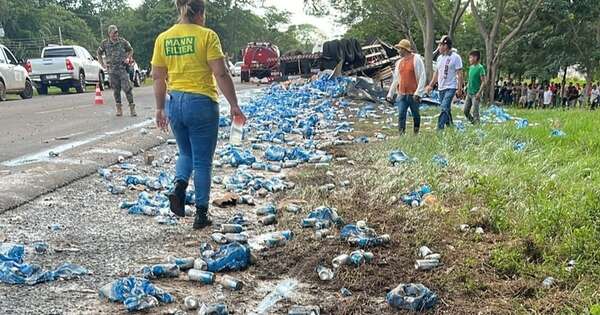 La Nación / Falleció chofer de camión que volcó en Horqueta y cuya carga vaciaron