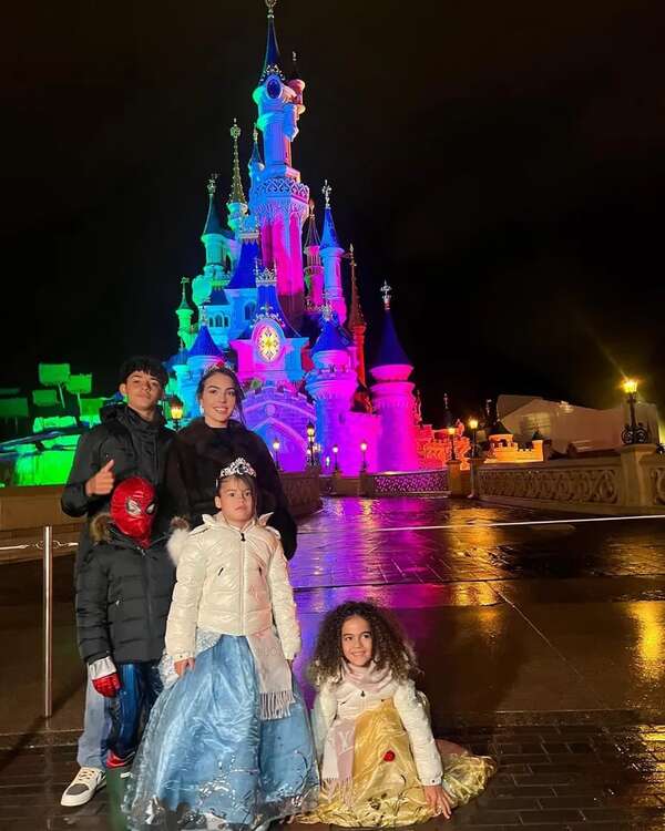 ¡Mirá las fotos de los hijos de Cristiano Ronaldo en Disneyland París! - Gente - ABC Color