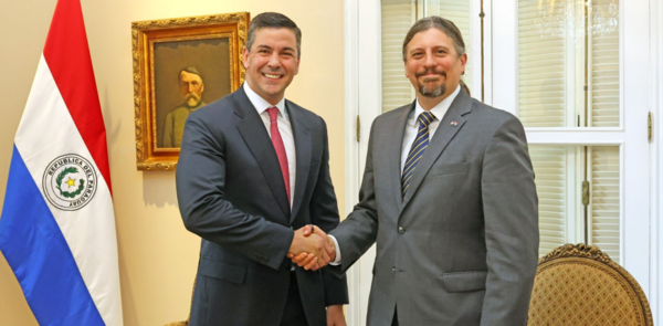 Richard Nephew, coordinador de anticorrupci贸n Global del Departamento de Estado de EEUU, se re煤ne con Santiago Pe帽a - Revista PLUS
