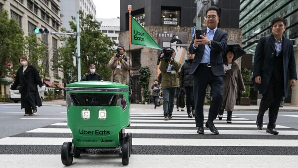 Robots de Uber Eats hacen entregas en Tokio