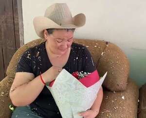 Video: pese a la muerte, el mensaje de amor y sus tradicionales rosas igual llegaron a su esposa - Nacionales - ABC Color