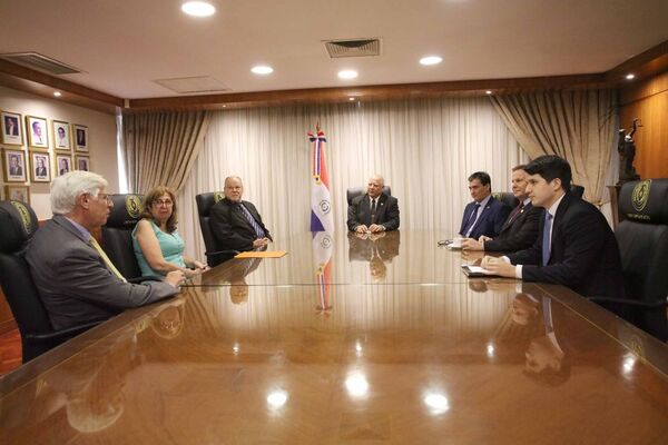Autoridades judiciales recibieron a integrantes del Colegio de Escribanos del Paraguay
