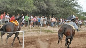 Harán carrera de caballos para reparar un camino con lo recaudado