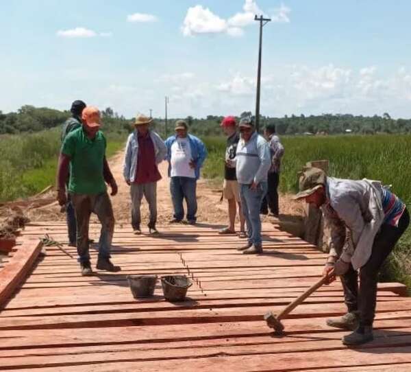 Rehabilitan puente que se derrumbó al caer un camión de carga en San José del Rosario - Nacionales - ABC Color