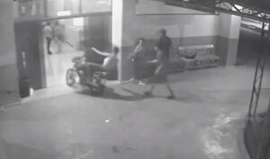 Patoteros ingresan a hospital armados con machetes exigiendo atención para heridos en trifulca
