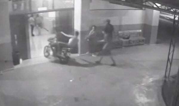 Patoteros ingresan a hospital armados con machetes exigiendo atención para heridos en trifulca