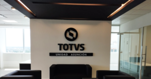 Totvs marca un hito en Paraguay con la inauguraci贸n de su nueva oficina en Asunci贸n - Revista PLUS