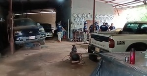 Desmantelan desarmadero clandestino en Ciudad del Este y recuperan auto robado en Villeta - ADN Digital