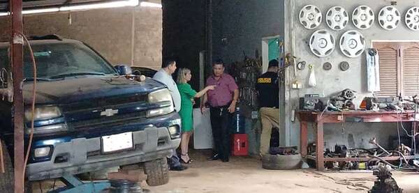 Allanan desarmadero clandestino en CDE y recuperan auto robado en Villeta - ABC en el Este - ABC Color