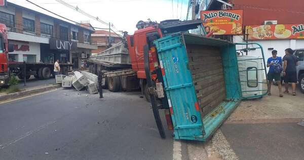 La Nación / Itauguá: aparatoso accidente entre camiones deja cuantiosos daños materiales