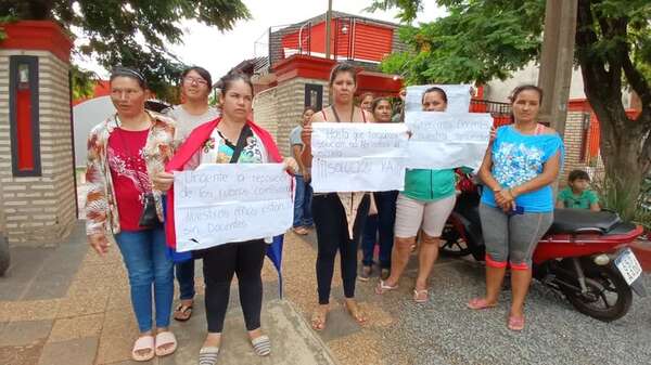 Padres de alumnos se manifestaron frente a Dirección Departamental del MEC para exigir rubros - Nacionales - ABC Color