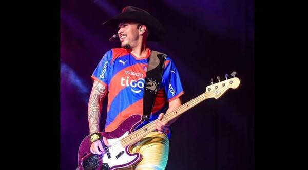 René Esparza saludó a su público de Paraguay con la camiseta de Cerro