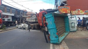 Triple choque de camiones deja daños materiales en Itauguá