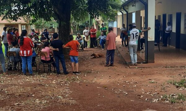 Cierran escuela por traslado de docente