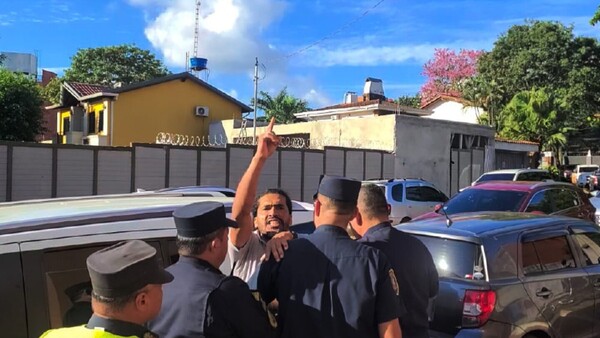 Activista social realiza escrache a intendente