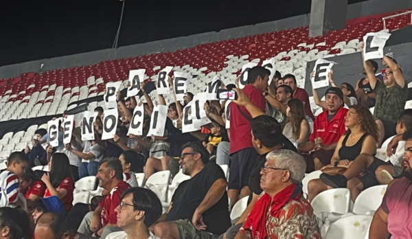Versus / Curioso incidente en las gradas durante el Nacional vs. Palestino