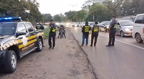 Caminera refuerza control sobre autopista Ñu Guasu ante circulación por la banquina - trece