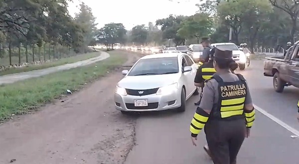 Autopista Ñu Guasu: Caminera multa a "avivados" que circulan por la banquina - Unicanal