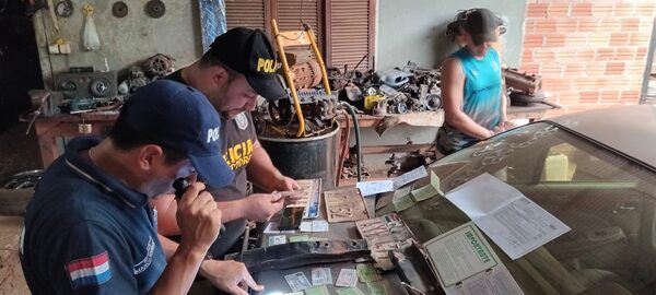 Recuperan vehículos robados e incautan varias evidencias durante allanamiento a desarmadero - La Clave