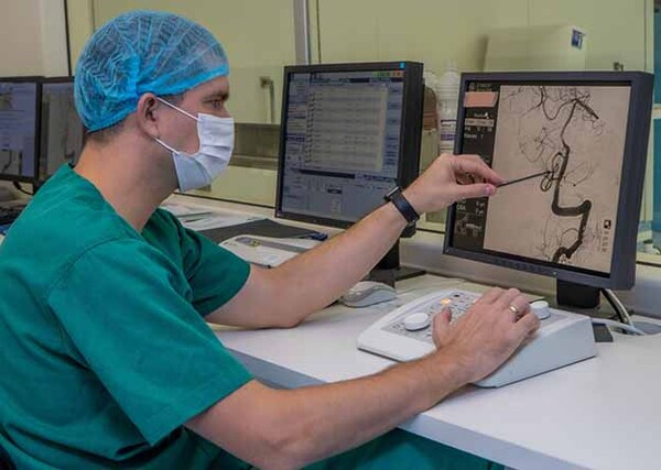 Fundación Tesãi dio otro salto gigantesco en cirugías neurovasculares | DIARIO PRIMERA PLANA