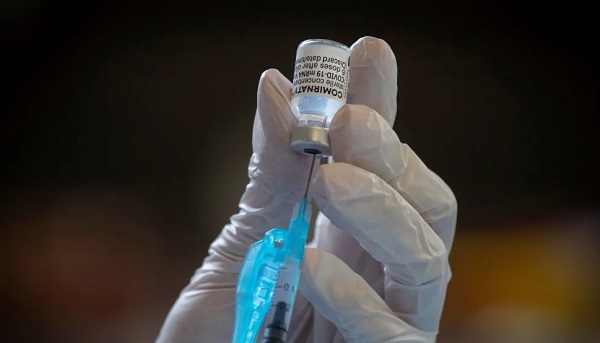 Hombre alemán recibe 217 dosis de vacuna contra covid