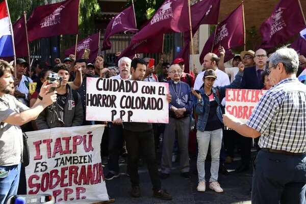 Ciudadanos exigen frente a Itaipú que la ANDE contrate el 50% de nuestra energía - Economía - ABC Color