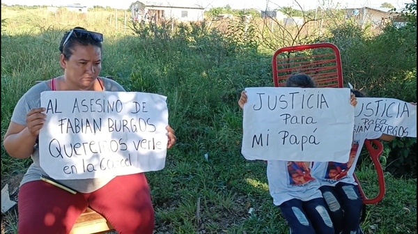 Familiares de joven asesinado claman por Justicia mientras audiencia preliminar se suspende nuevamente