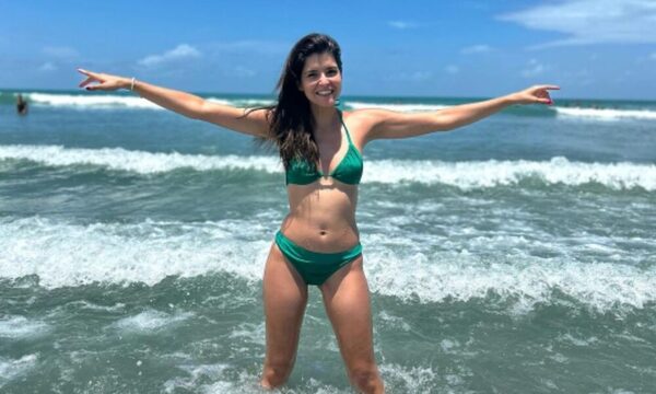Conductora de tv peló cuerazo en la playa