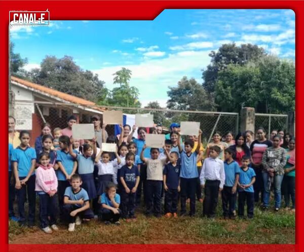 ALUMNOS SE MANIFIESTAN FRENTE A ESCUELA, PIDEN DOCENTE PARA EL 4TO GRADO
