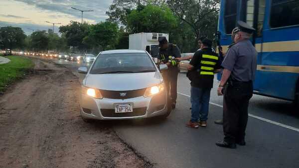 MOPC multa hasta por circular en banquina, mientras condiciones viales siguen pésimas