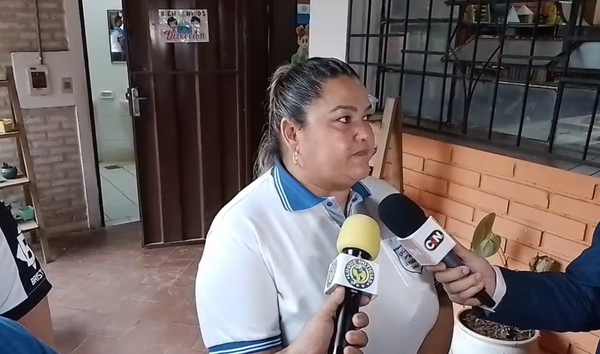 Renuncia directora que ‘pecheó’ a alumnos para reponer celular - Noticiero Paraguay