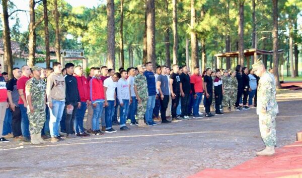 Unos 150 jóvenes iniciaron entrenamiento intensivo para agentes de nueva penitenciaría de Minga Guasu - .::Agencia IP::.