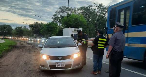 La Nación / Ñu Guasu: multan a conductores por adelantarse indebidamente por banquina y bicisenda