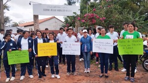 Salen de las aulas para exigir reposición de rubros docente