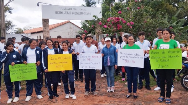 Salen de las aulas para exigir reposición de rubros docente