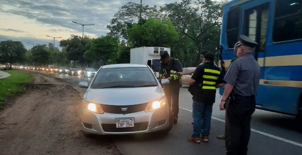 Sancionan a conductores por adelantamientos peligrosos en Parque Ñu Guasu - ADN Digital