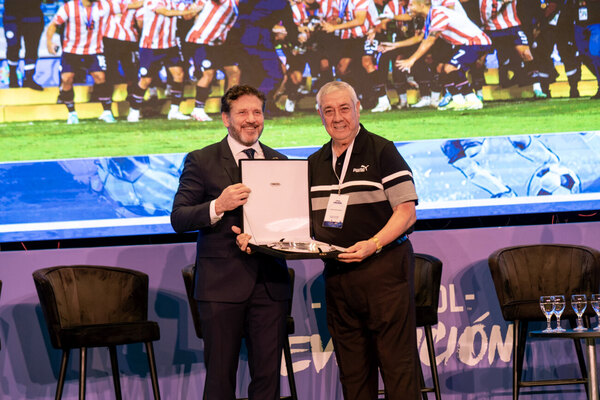 Versus / El merecido reconocimiento que recibió Carlos Jara Saguier en Conmebol