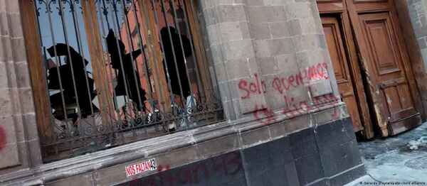 México: estudiantes derriban puerta de palacio presidencial
