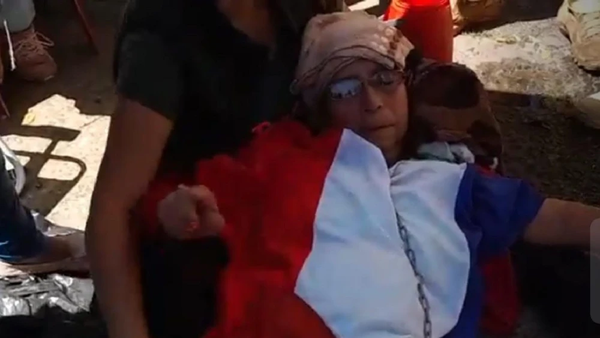 Una mujer se desvanece en medio de manifestación frente a la EBY - Noticiero Paraguay