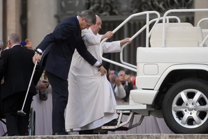 Preocupación por la salud del papa: Francisco se vio incapaz de subir al papamóvil - Megacadena - Diario Digital
